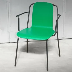 Chaise avec accoudoirs vert structure noire Studio vert - Normann Copenhagen