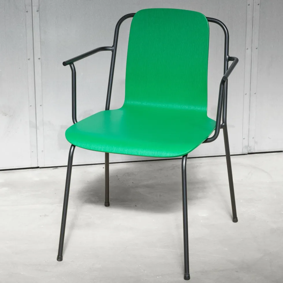 Chaise avec accoudoirs vert structure noire Studio vert - Normann Copenhagen