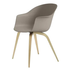 Chaise beige en chêne laqué mat Bat - Gubi