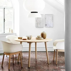 Chaise beige piétement en bois de chêne JH30 - &tradition