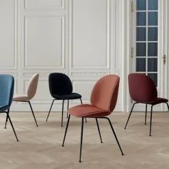 Chaise beige piétement en métal noir Beetle - Gubi
