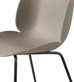 Chaise beige piétement en métal noir Beetle - Gubi