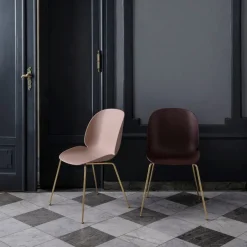 Chaise beige piétement laiton Beetle - Gubi