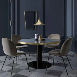 Chaise beige piétement laiton Beetle - Gubi