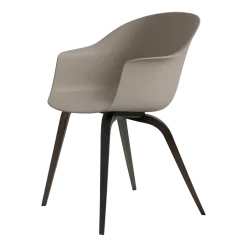 Chaise beige semi-mate en hêtre teinté noir Bat - Gubi