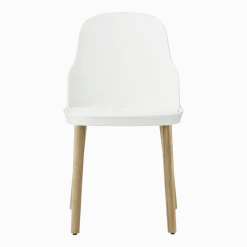 Chaise blanche au pietement en chêne Allez blanc - Normann Copenhagen