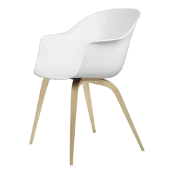 Chaise blanche en chêne laqué mat Bat - Gubi