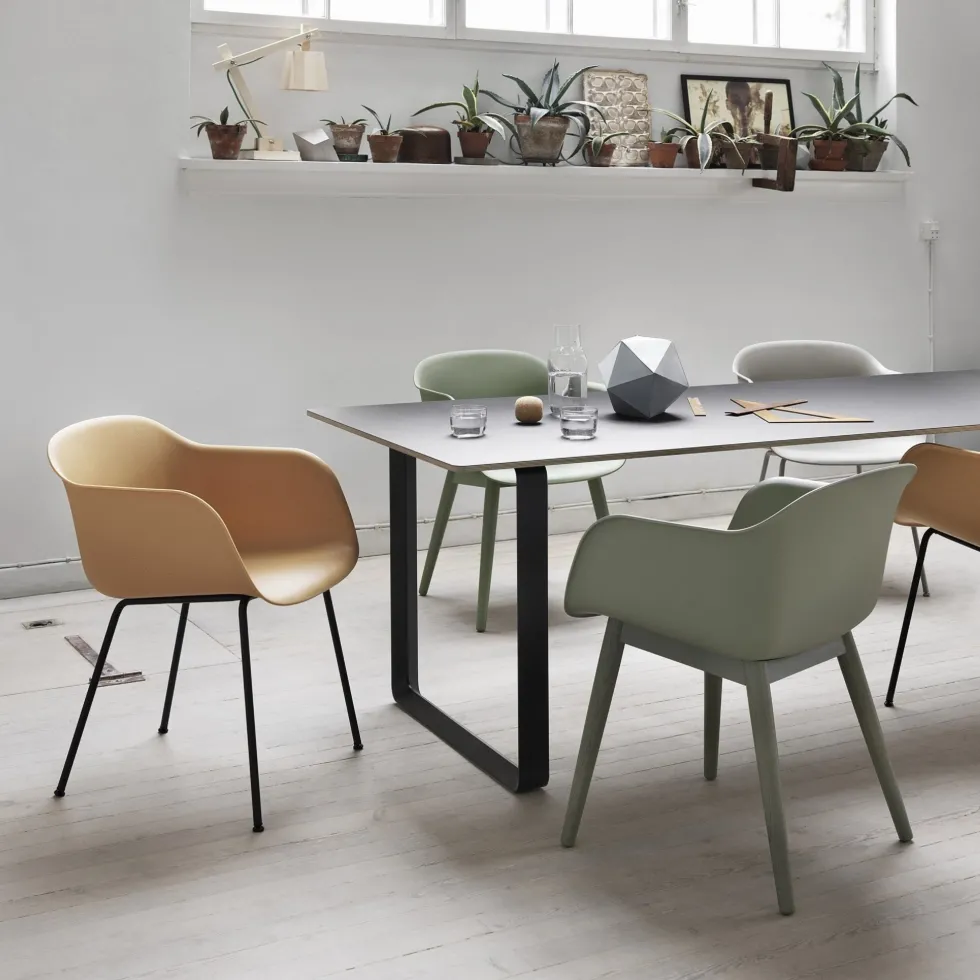 Chaise blanche piétement en bois chêne Fiber - Muuto