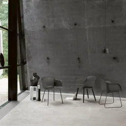 Chaise blanche piétement en bois chêne Fiber - Muuto