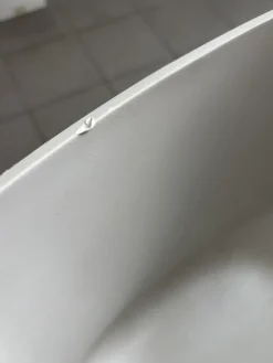 Chaise blanche zinc avec structure aluminium peint noir 77cm Maui Modèle d'exposition - Kartell