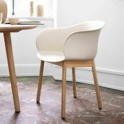 Chaise bleu piétement en bois de chêne noir JH30 - &tradition