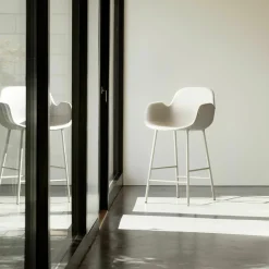 Chaise de bar avec accoudoirs en acier et pp blanc 65 cm Form - Normann Copenhagen