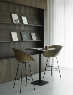 Chaise de bar avec accoudoirs recyclable en herbes marines et acier noir 65cm Mat - Normann Copenhagen