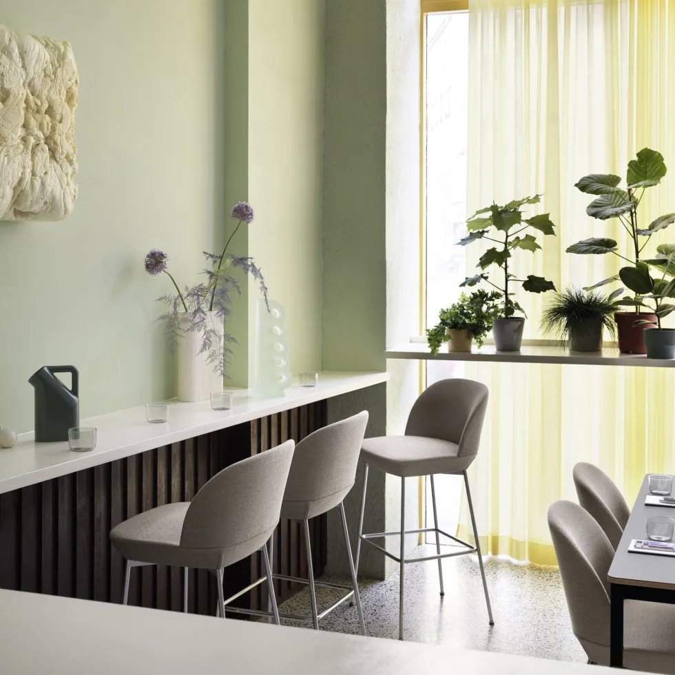 Chaise de bar 75 cm gris anthracite et pieds chrome Oslo - Muuto