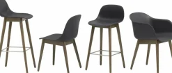 Chaise de bar 75 cm noire piétement en chêne marron Fiber - Muuto