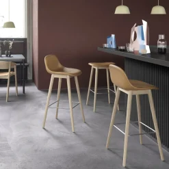 Chaise de bar 65 cm vert gris piétement en chêne Fiber - Muuto