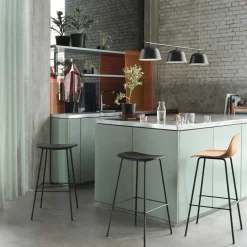 Chaise de bar 65 cm vert gris piétement tubes Fiber - Muuto