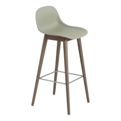 Chaise de bar 75 cm vert pâle piétement en chêne marron Fiber - Muuto