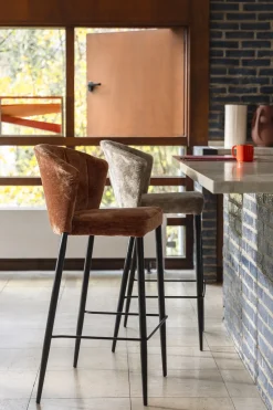 Chaise de bar en velours beige et acier noir Georgia - Dutchbone