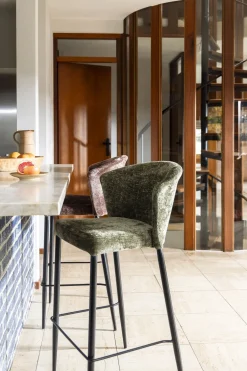 Chaise de bar en velours vert et acier noir Georgia - Dutchbone