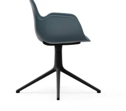 Chaise de bureau avec accoudoirs en polypropylene bleue et base noire Swivel 4L bleu - Normann Copenhagen