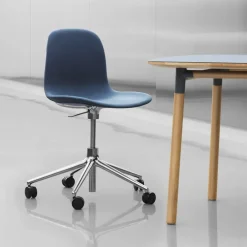 Chaise de bureau en aluminium et pp bleu Form - Normann Copenhagen