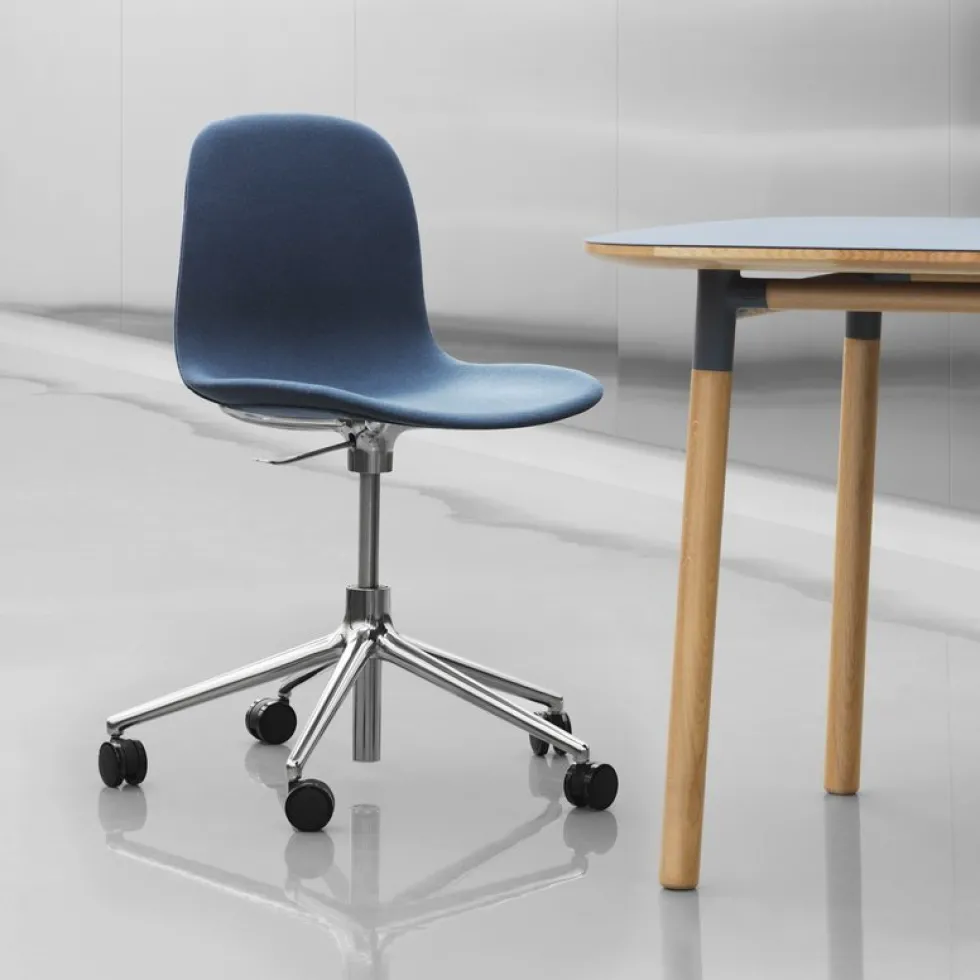 Chaise de bureau en aluminium et pp bleu Form - Normann Copenhagen