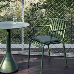 Chaise de jardin avec accoudoir en métal olive Palissade - HAY