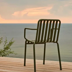 Chaise de jardin avec accoudoir en métal olive Palissade - HAY