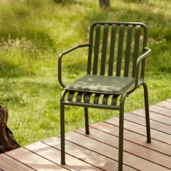 Chaise de jardin avec accoudoir en métal olive Palissade - HAY