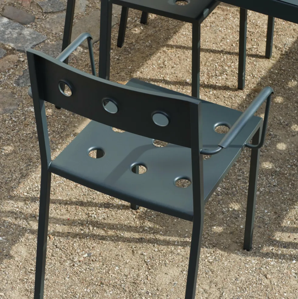 Chaise de jardin avec accoudoirs en acier anthracite Balcony - HAY