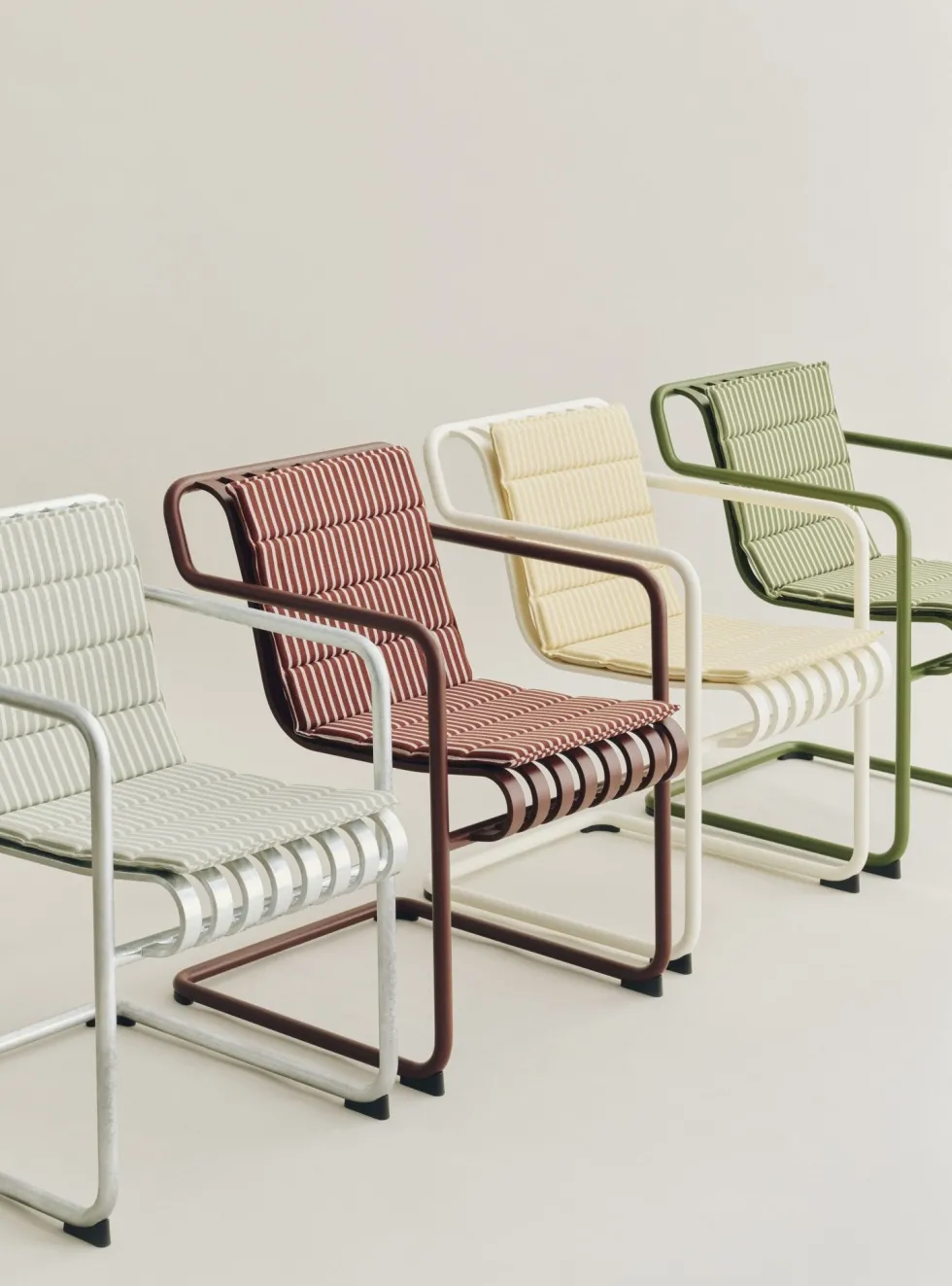 Chaise de jardin avec accoudoirs en acier blanc crème 54x65x80cm Palissade - HAY