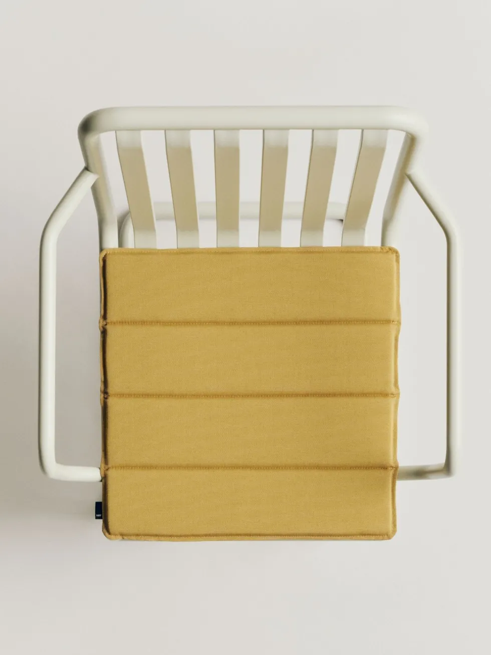 Chaise de jardin avec accoudoirs en acier blanc crème 54x65x80cm Palissade - HAY