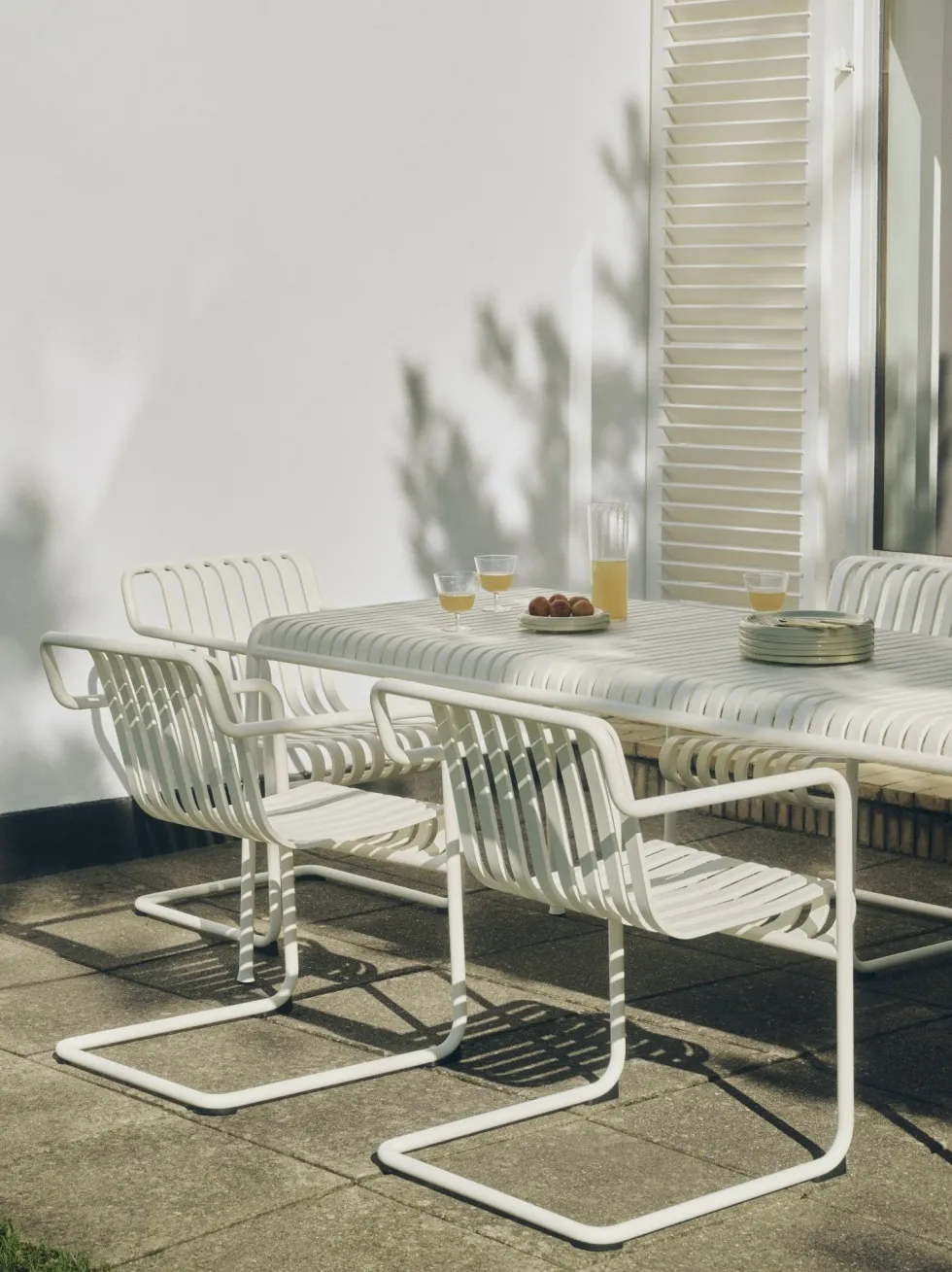 Chaise de jardin avec accoudoirs en acier blanc crème 54x65x80cm Palissade - HAY