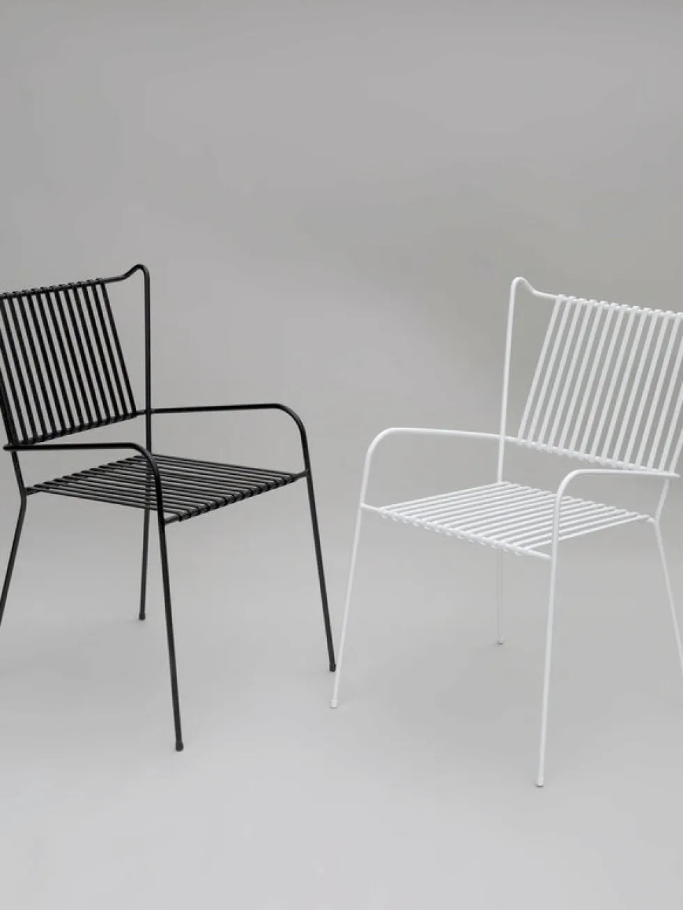 Chaise de jardin avec accoudoirs en acier blanc et coussin noir Capri - Cools Collection