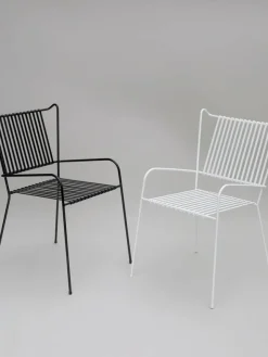 Chaise de jardin avec accoudoirs en acier blanc et coussin opale Capri - Cools Collection