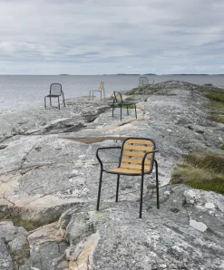 Chaise de jardin avec accoudoirs en acier et bois gris Vig Robinia - Normann Copenhagen
