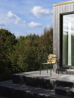 Chaise de jardin avec accoudoirs en acier et bois noir Vig Robinia - Normann Copenhagen
