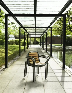 Chaise de jardin avec accoudoirs en acier et bois vert foncé Vig Robinia - Normann Copenhagen