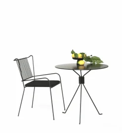 Chaise de jardin avec accoudoirs en acier et coussin noir Capri - Cools Collection