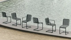 Chaise de jardin avec accoudoirs en acier gris anthracite Palissade - HAY