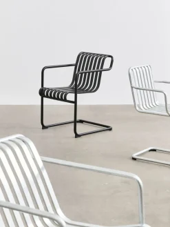 Chaise de jardin avec accoudoirs en acier gris anthracite Palissade - HAY