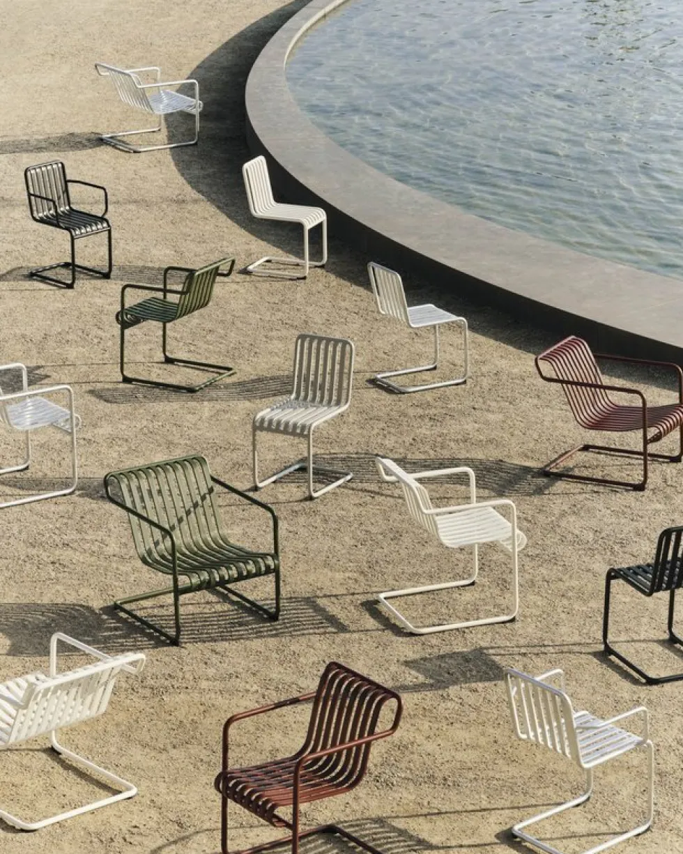 Chaise de jardin avec accoudoirs en acier gris clair Palissade - HAY