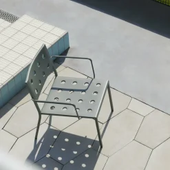 Chaise de jardin avec accoudoirs en acier rouge Balcony - HAY