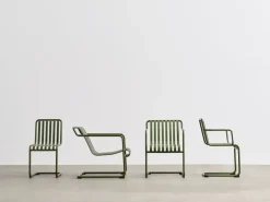 Chaise de jardin avec accoudoirs en acier vert Palissade - HAY