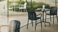 Chaise de jardin avec accoudoirs en métal blanc crème Deville - HAY