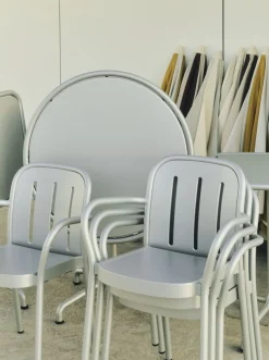 Chaise de jardin avec accoudoirs en métal gris argenté Deville - HAY