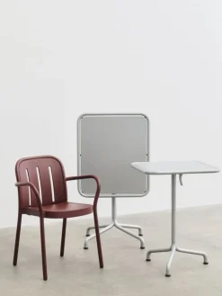Chaise de jardin avec accoudoirs en métal rouge Deville - HAY