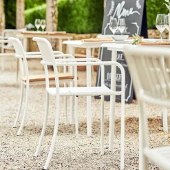 Chaise de jardin avec accoudoirs à lames en acier inoxydable blanc pur Patio - Tolix