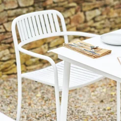 Chaise de jardin avec accoudoirs à lames en acier inoxydable blanc pur Patio - Tolix